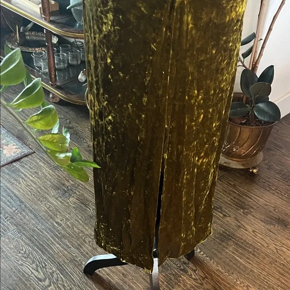 Zara green velvet midi dress with a V-neckline - Picture 6 of 9